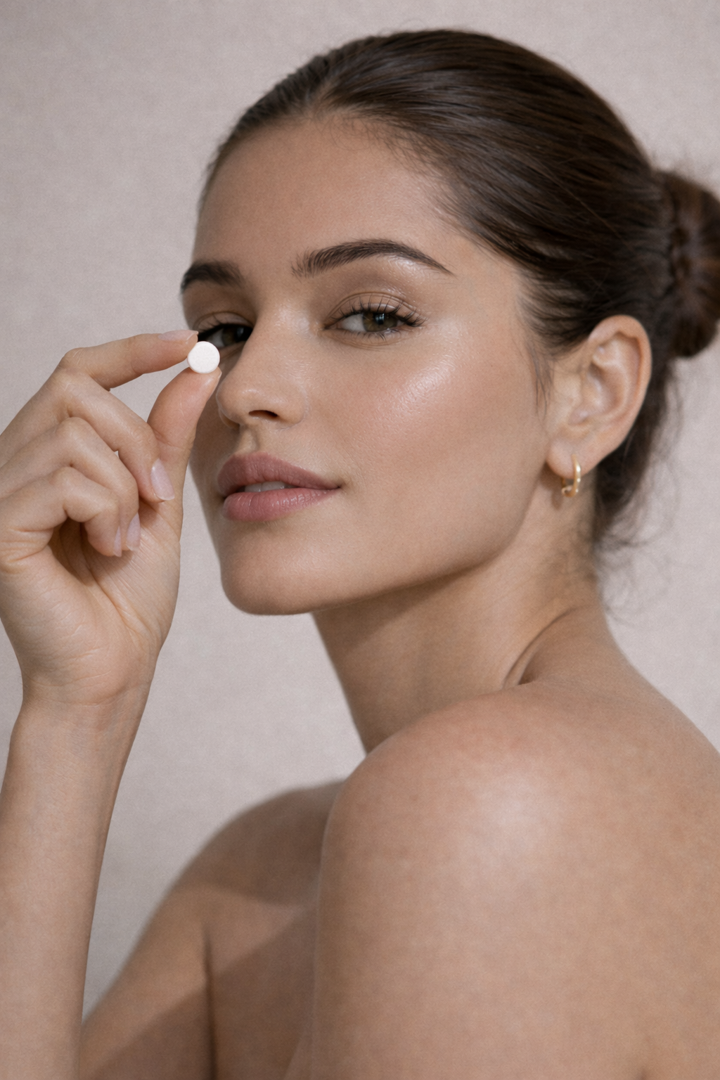 Woman holding Lura tablet